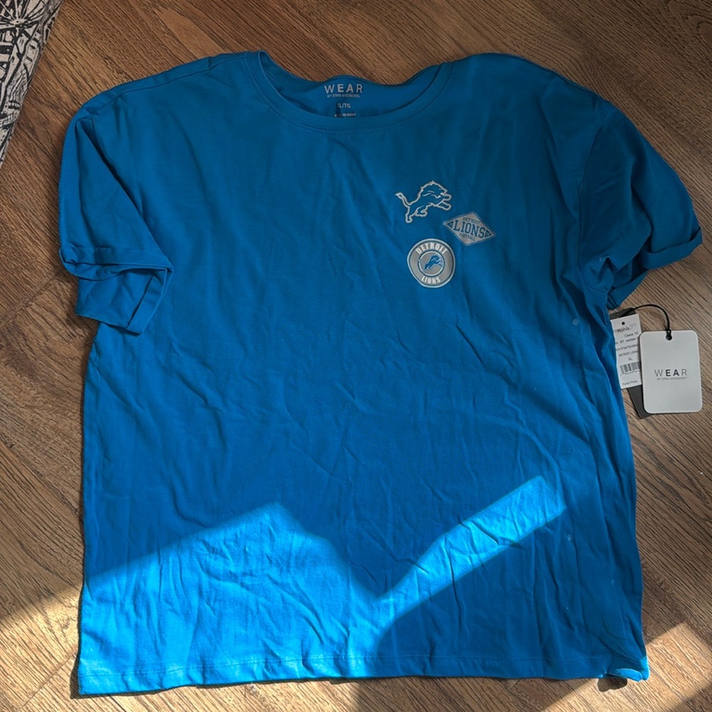 Wear by Erin Andrews Detroit Lions tee